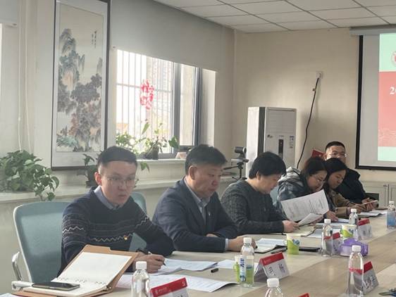 一群人坐在桌子前 AI 生成的内容可能不正确。 一群人坐在桌子前 AI 生成的内容可能不正确。